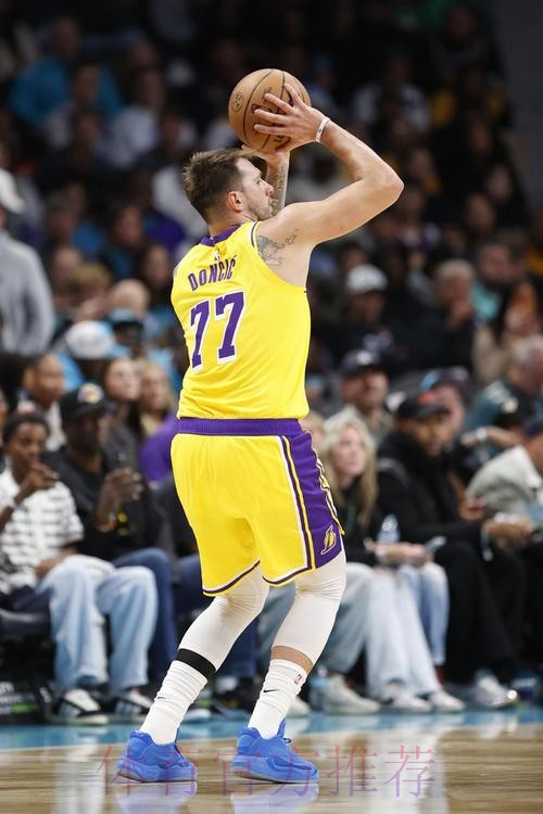 仅32.3%!东契奇是赛季场均三分出手10+次球员中命中率历史最低的 仅32.3%!东契奇是赛季场均三分出手10+次球员中命中率历史最低的