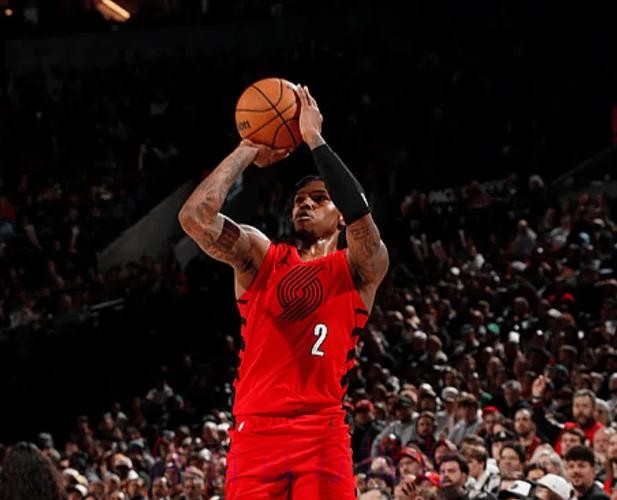 凯莱布-乐福全场18中8,三分12中5得到21分4篮板4助攻1抢断 凯莱布-乐福全场18中8,三分12中5得到21分4篮板4助攻1抢断